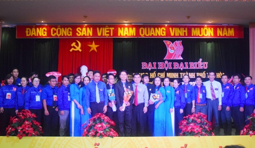 Hình 1: Lãnh đạo Thành ủy Tuy Hòa và Tỉnh Đoàn tặng hoa chúc mừng Ban Chấp hành Thành Đoàn Tuy Hòa khóa mới